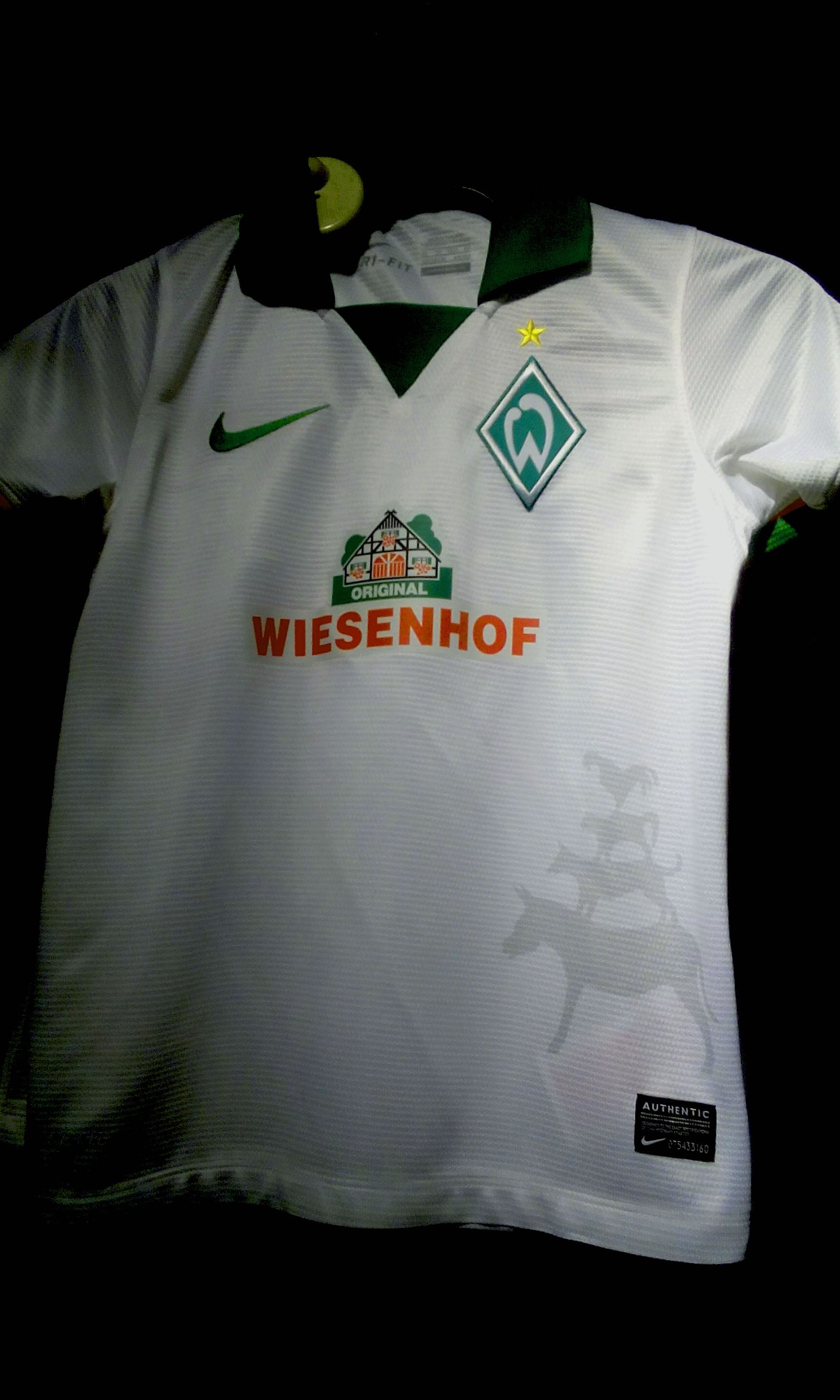 Das Fußball trikot des SV Werder u.a. mit den Bremer Stadtmusikanten